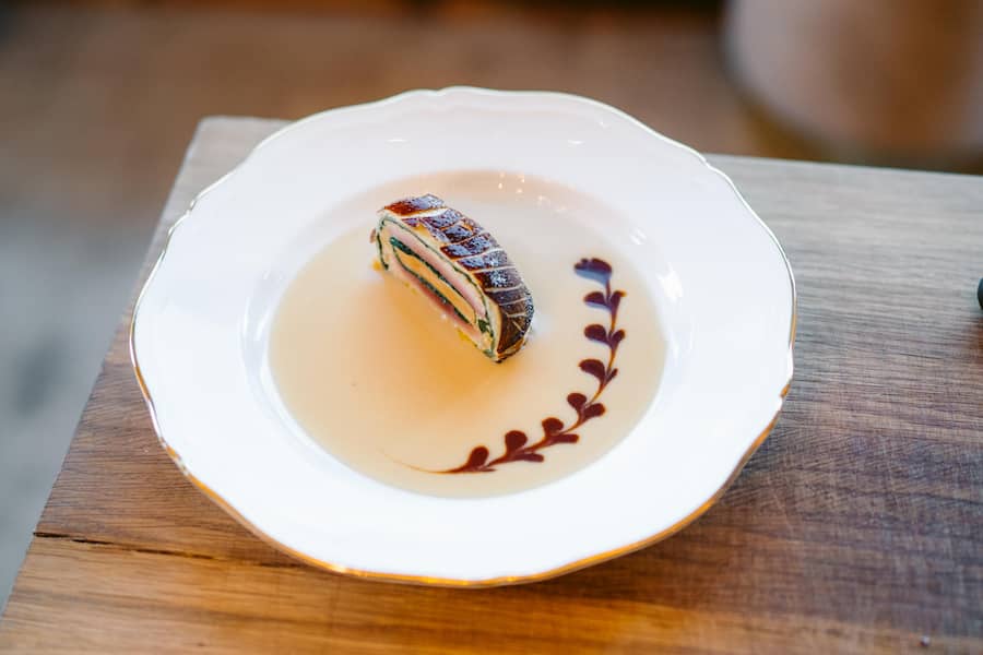 Aufgeschnitten! Brust, Schenkel und Foie gras in Schichten.