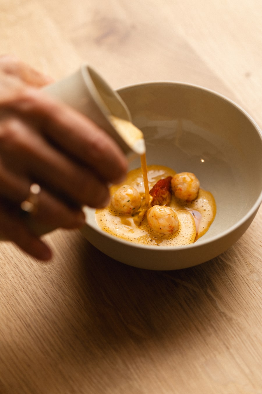 Tanja Grandits, Restaurant Schlüssel, Oberwil, Krustentierbisque, Crevettenknödel, Tomatenkompott