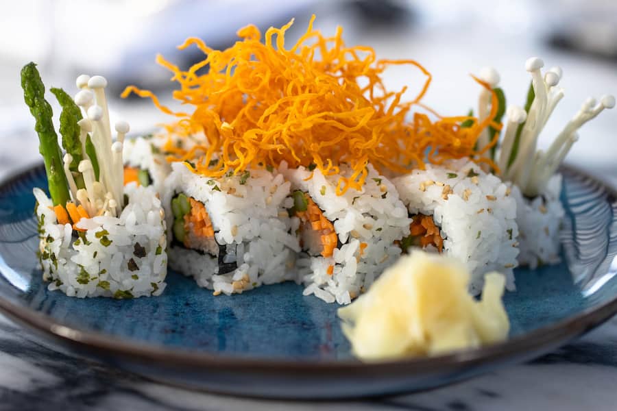 Garden Roll: Enoki Pilz, junger Spargel, Gurke, Avocado, knusprig-gebratene Süsskartoffel, Miso Sauce, La Muna, La Réserve Eden au Lac, Zurich © HO