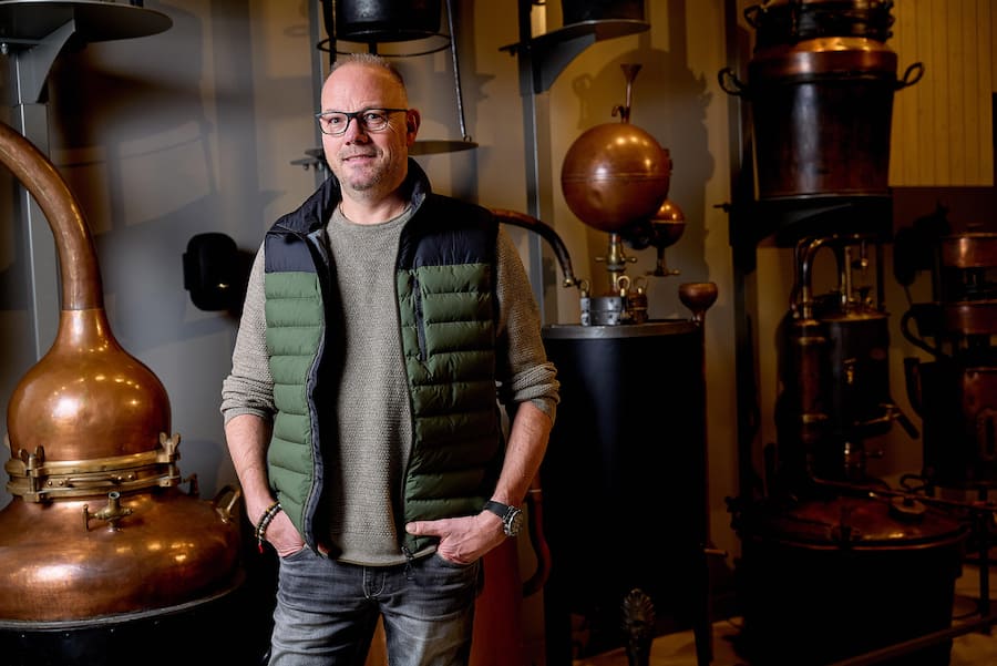 Porrentruy, le 18 décembre 2025,,Gregory Poirot, La Table des Vergers - ici le propriétaire des lieux Alain Perret, distillateur de fruits , damassée, poire, ⦠également © sedrik Nemeth Table des Verges, Zermatt, VS