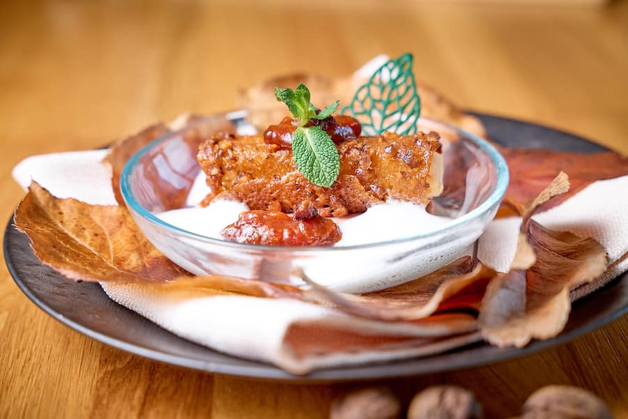 Die kleine Pflaume ganz gross: Gaufrette de damassons du verger aux noix. Mit einer Emulsion de Damassine AOP du domaine zum Dessert.