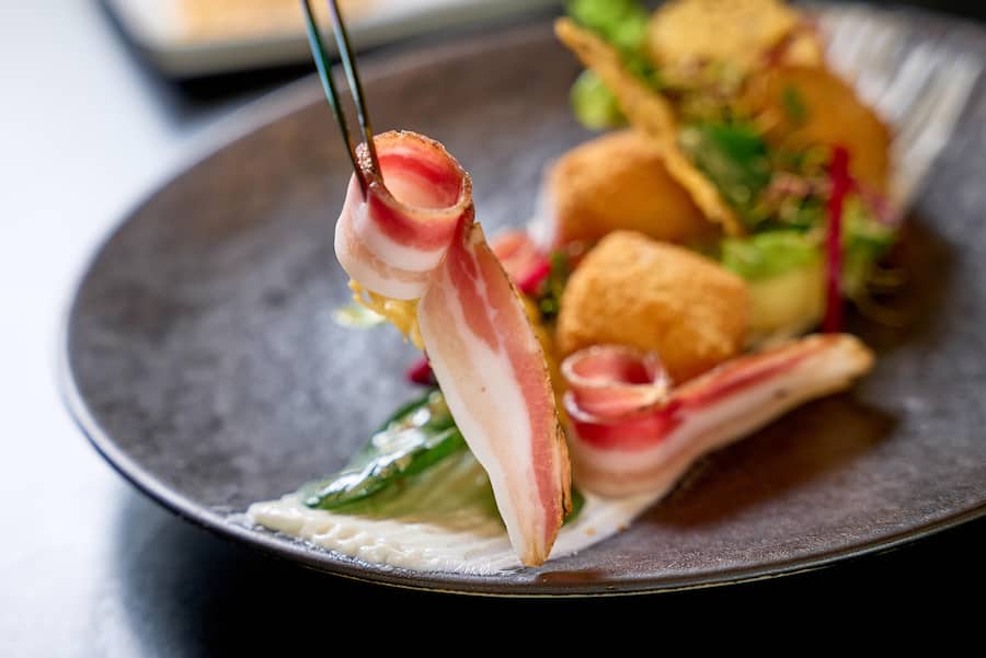 Im «La Table des Vergers » kommen nur lokale Produkte und AOP-IGP-Spezialitäten auf den Teller. Beispielsweise Gruyère AOP und Walliser Trockenspeck IGP.