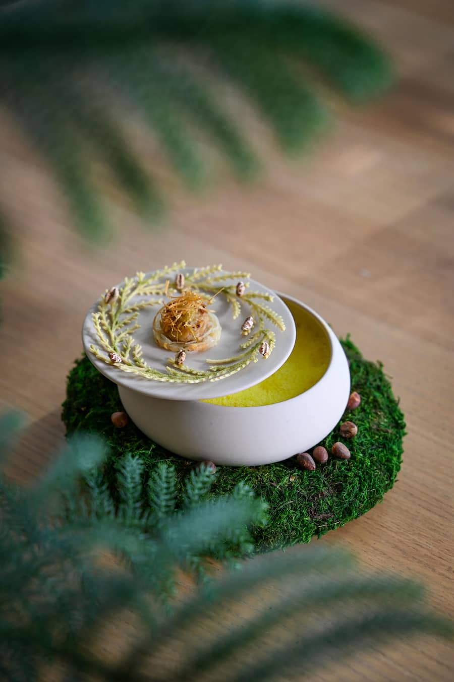 Lauchessenz mit Bündner Arve und Gersten-Tempeh.