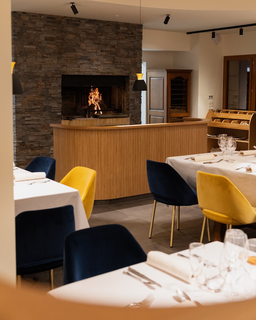 Sobre et élégant, le nouveau décor autour de la cheminée