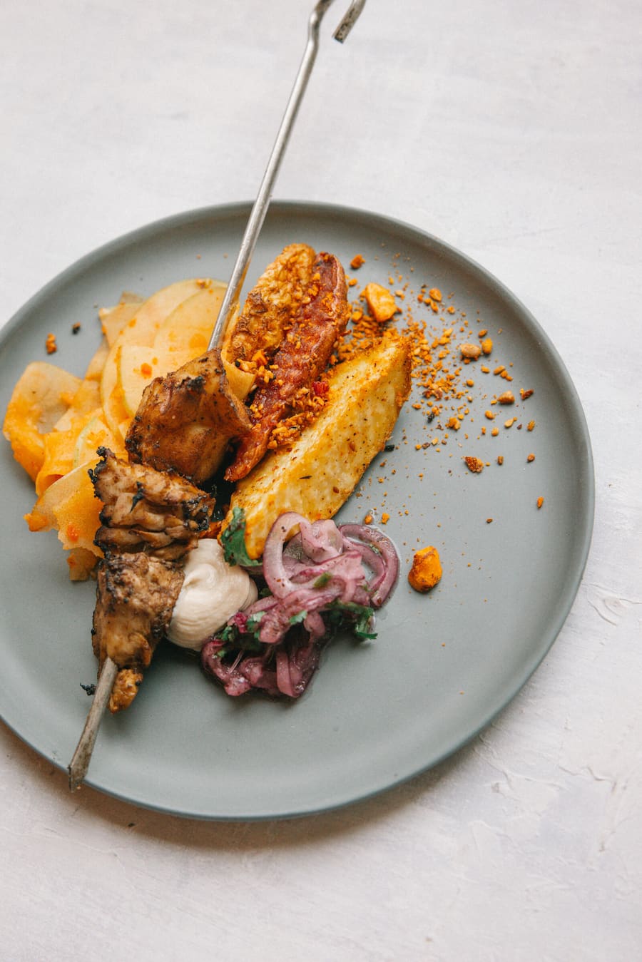 12.01.2025, Zürich-Altstetten, dieCuisine, Gericht; Pilz-Shawarma mit Tahina-Dip, Harissa-Apfel, Dukkah-Kartoffelwedges & Sumac-Zwiebeln (Max Vetter) (photo by Remy Steiner for Gault Millau)