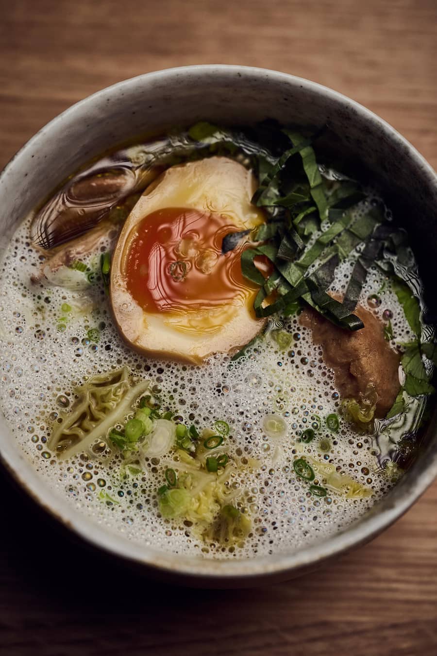 Ramen, Hühnerbrühe, gezupfte Pouletschenkel, Chicken-Meatballs, Thaisellerie, Thaibasilikum, Koriander, Eiernudeln