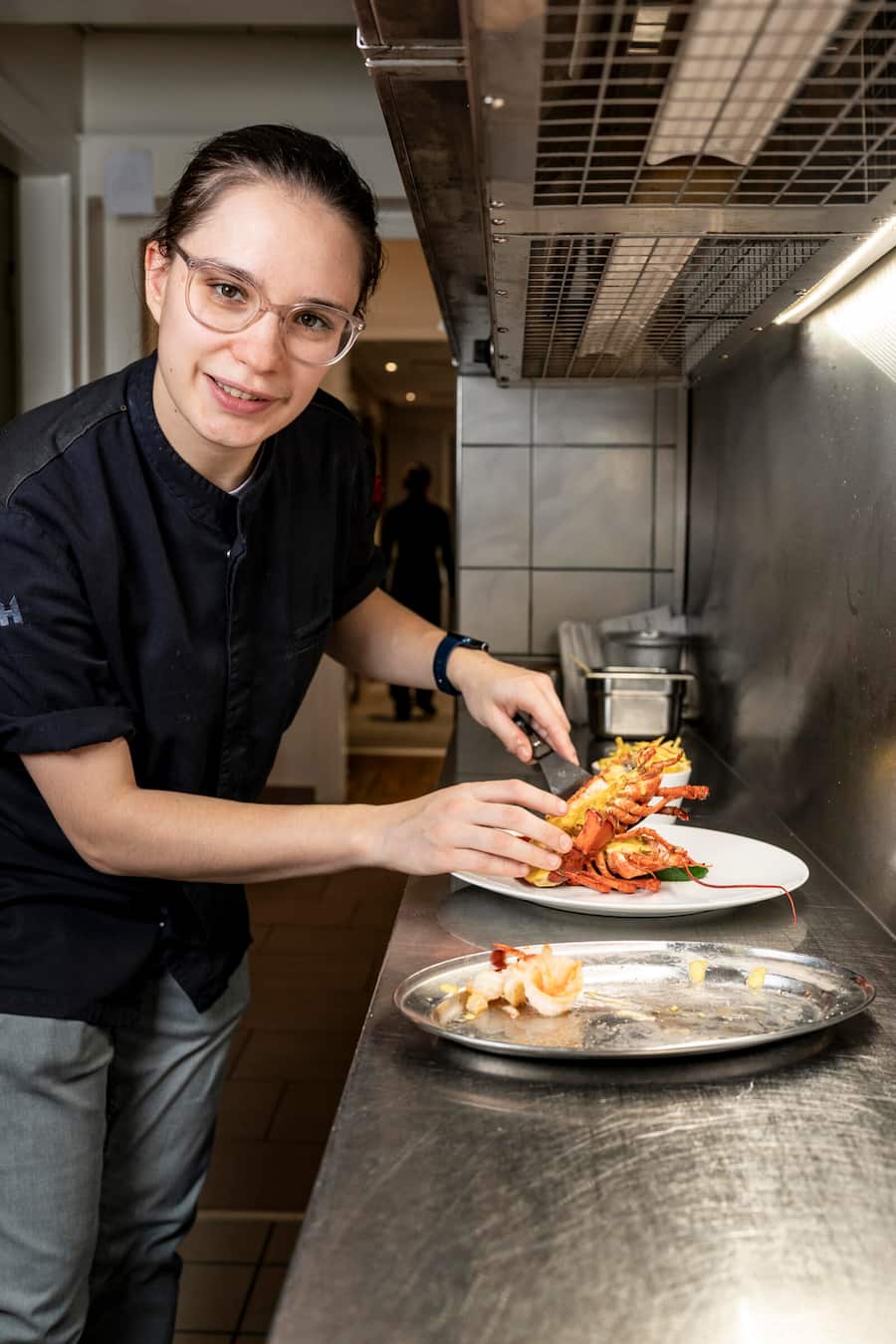 Lois Jones, Souschefin, richtet Hummerschwänze an