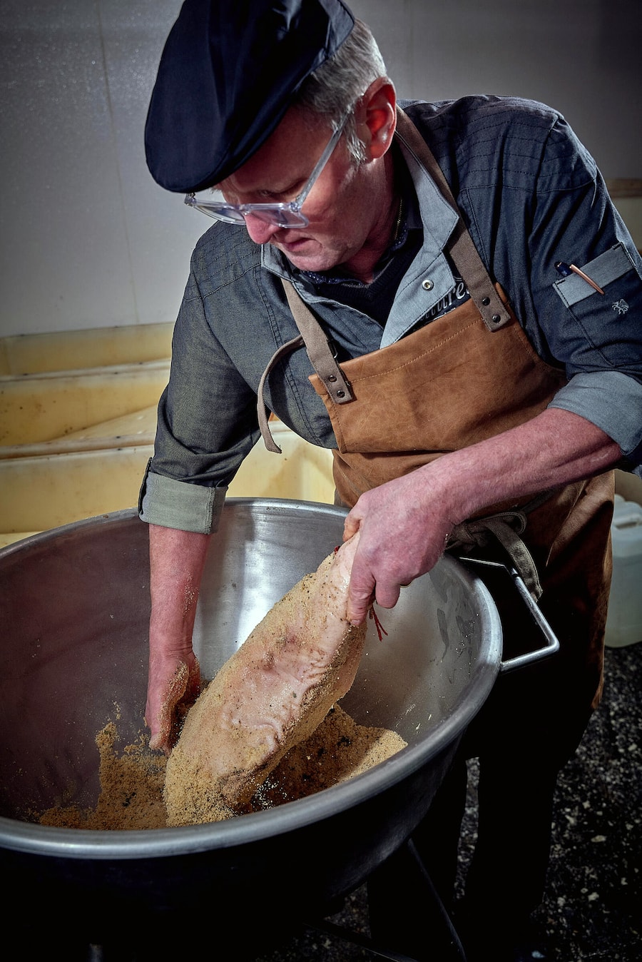 Romont, le 8 janvier 2026 ,Christian Deillon, boucher Charcutier nous présente son Jambon de la Borne avec son fils Jérôme qui reprendra prochainement la boucherie et continuera de perpétrer la tradition de ce Jambon © sedrik nemeth