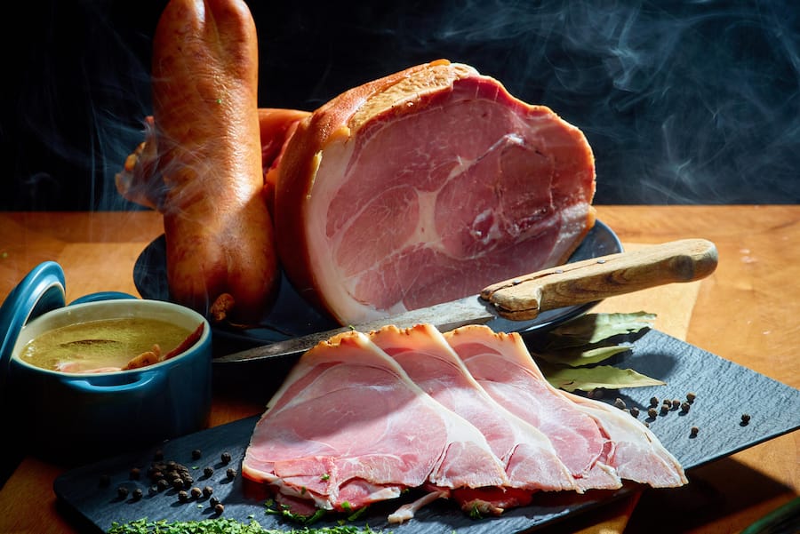 Rosa-rote Farbe, fein durchzogen, würziges Raucharoma: Der «Jambon de la Borne AOP».