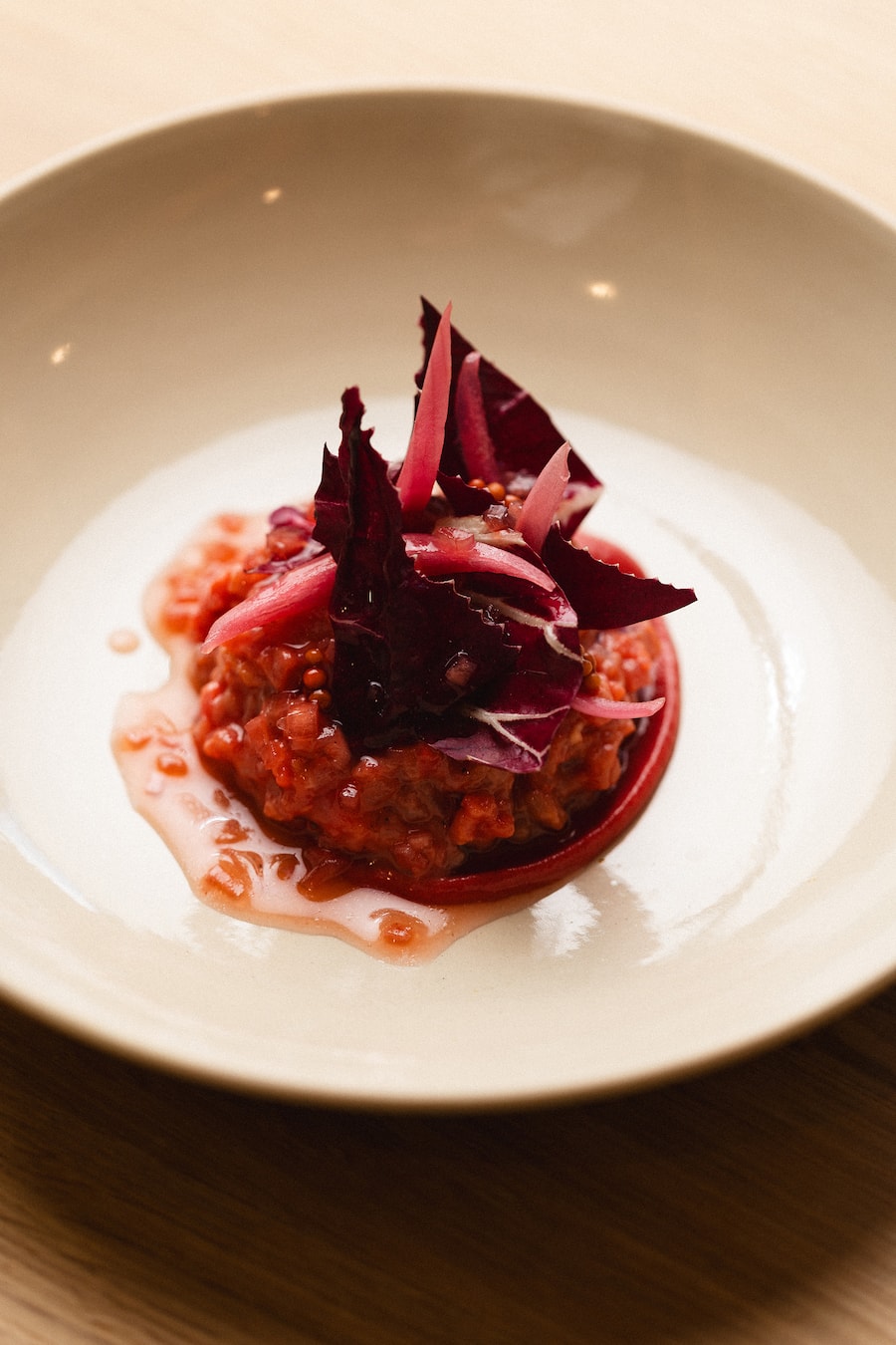 Tanja Grandits, Restaurant Schlüssel, Oberwil, Rindstatar, rote Zwiebelmarmelade, Himbeerbrioche