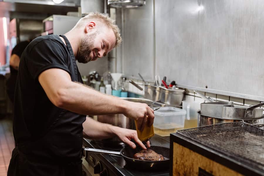 Thomas Brandner, Chefkoch Bauernschänke Zürich kocht mit LUMA Delikatessen - 29.8.2022 - Copyright Olivia Pulver