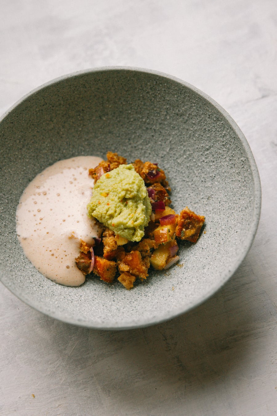12.01.2025, Zürich-Altstetten, dieCuisine, Gericht; Bündner Brotsalat mit Apfel, «Fava-Mole» & Rauchkastanien-Schaum (Hansjörg Ladurner) (photo by Remy Steiner for Gault Millau)