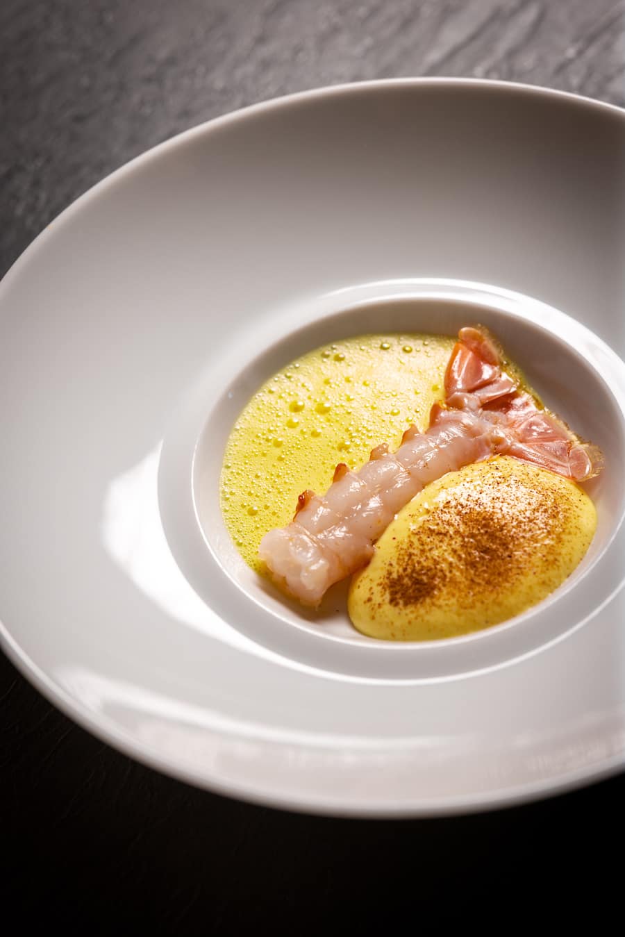 05.02.2026, Zürich, Mandarin Orintal Savoy, Restaurant Orsini, Gericht; Scampo mit salzigem Marsala 'Marco de Bartoli'-Sabayon und Safranschaum (by Restaurant Orsini, Dario Moresco) (photo by Remy Steiner for Gault Millau)