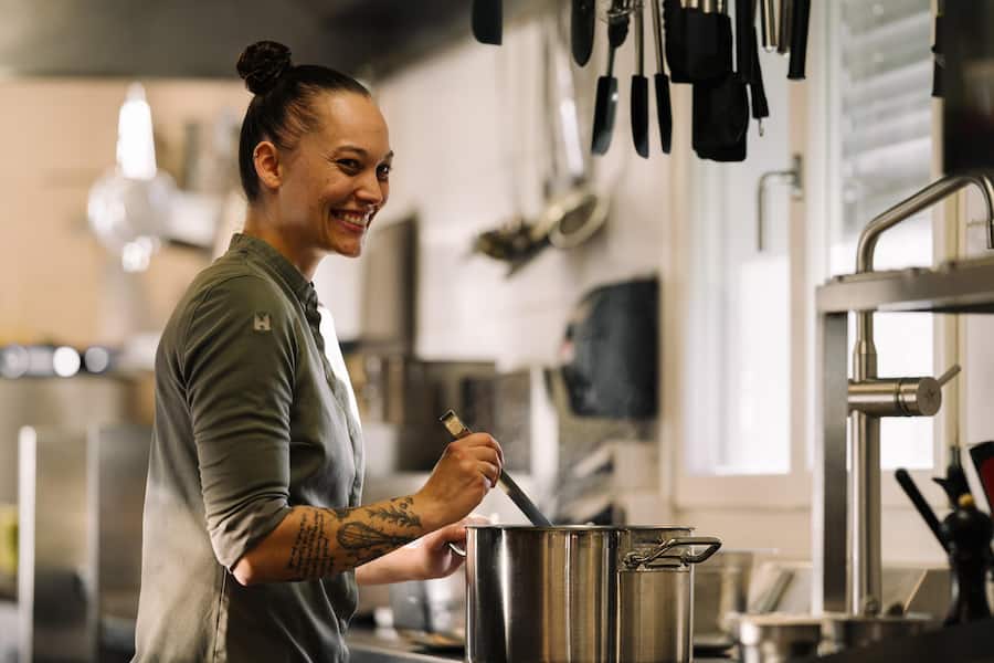 26 Jahre jung, 13-köpfige Brigade, 14 GaultMillau Punkte. Nadine Stadelmann, Villa Honegg auf dem Bürgenstock.