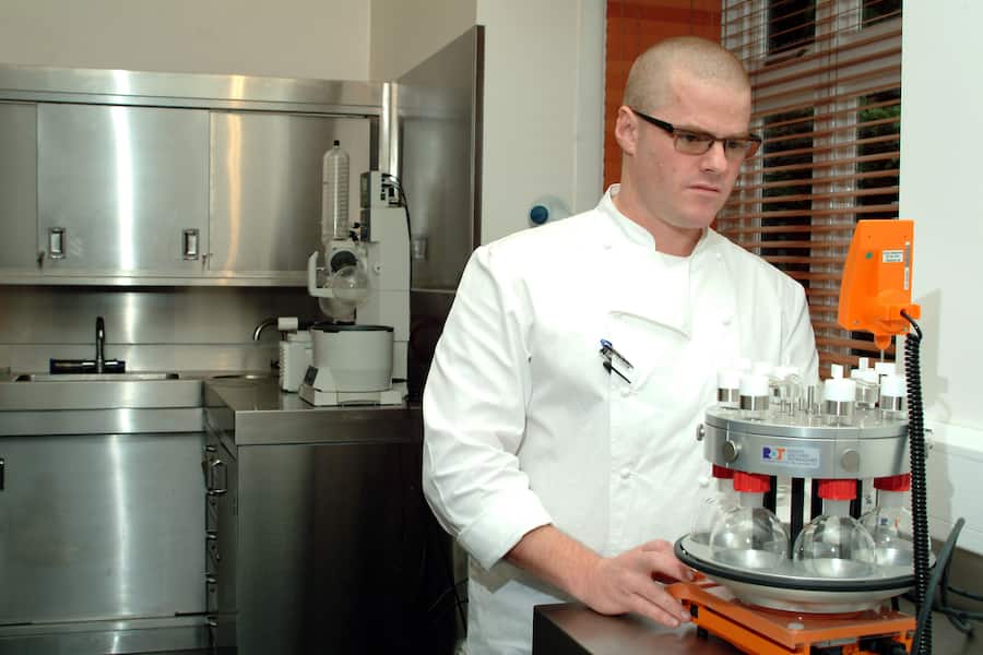 A2KT1E Heston Blumenthal well known three Michelin star chef working in his food development laboratory in Bray Berkshire southern En. Image shot 2005. Exact date unknown.