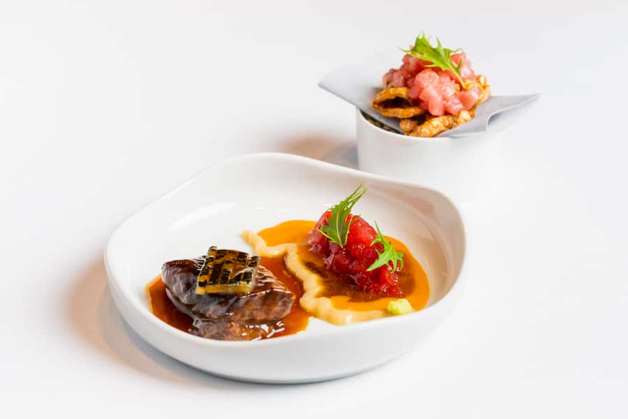 Bei diesem Hauptgang von González zuvorderst: die glasierten Bäckchen mit gekochter Tuna-Haut.