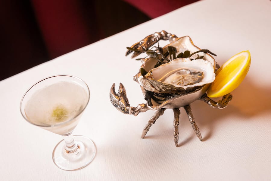 15.12.2026, Zürich, Restaurant Capri, Gericht;Auster mit Martini (photo by Remy Steiner for Gault Millau)