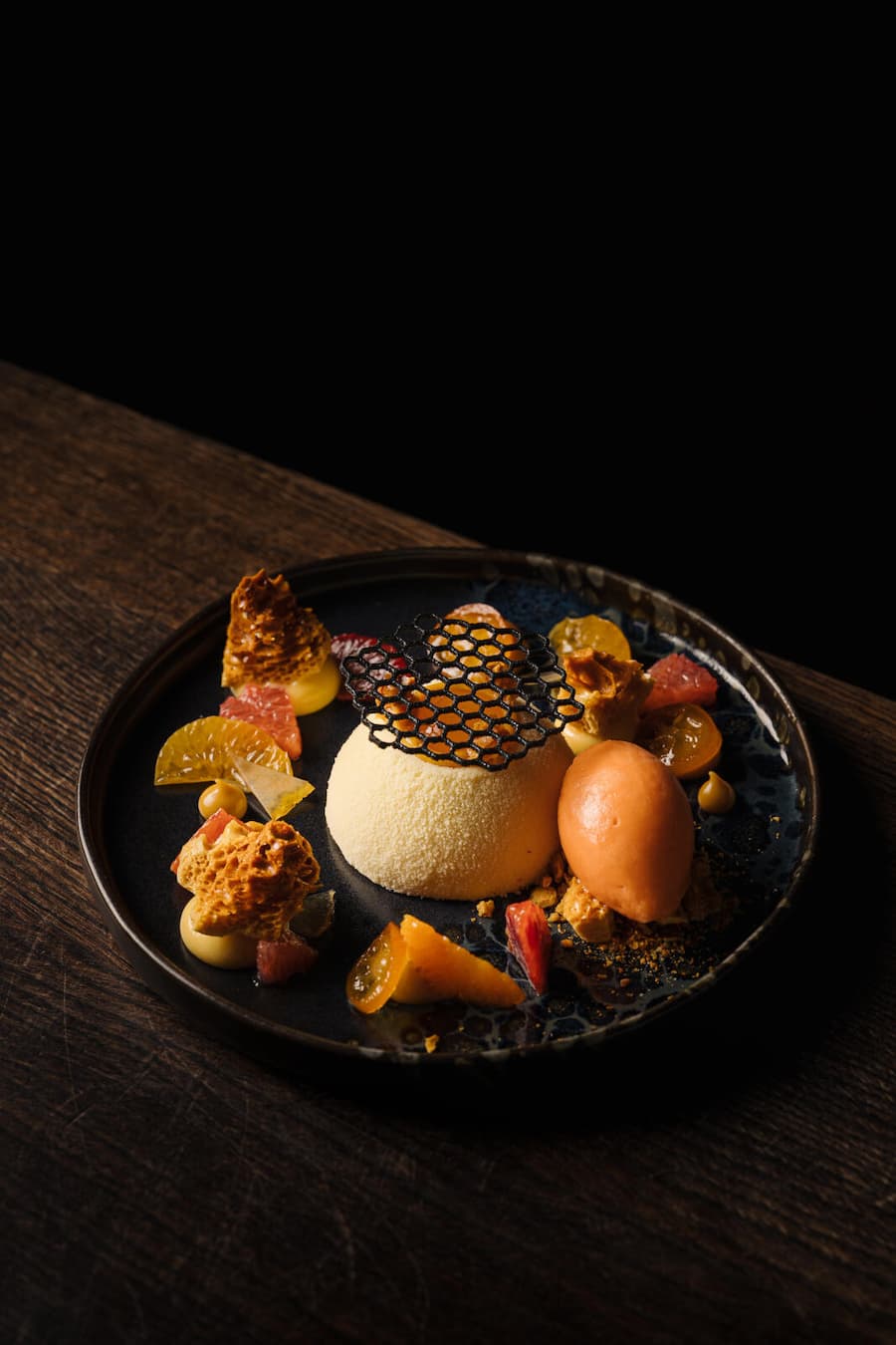 Mousse aus Bienenwachs und Honig, Zitrusfruchtgel, Honigwabe und Karottensorbet - Kira Ghidoni, Osteria Bisnona, Contone TI - Februar 2026 - Copyright Olivia Pulver