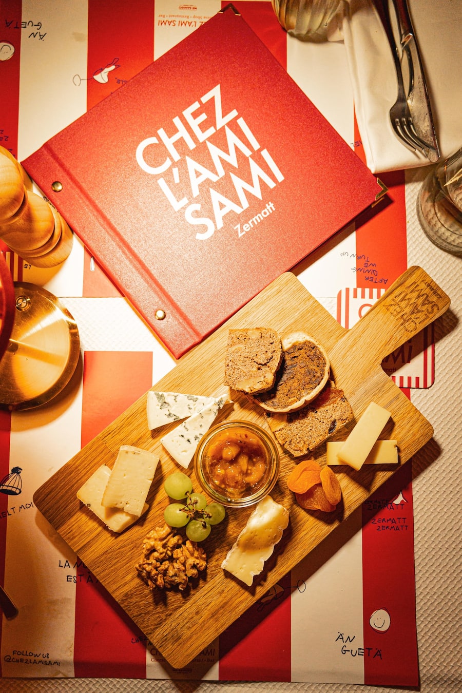 Gericht:Â Walliser Platte - Regional cured meats, raw ham, cheese, pear bread Chez L'Ami Sami, Zermatt, VS