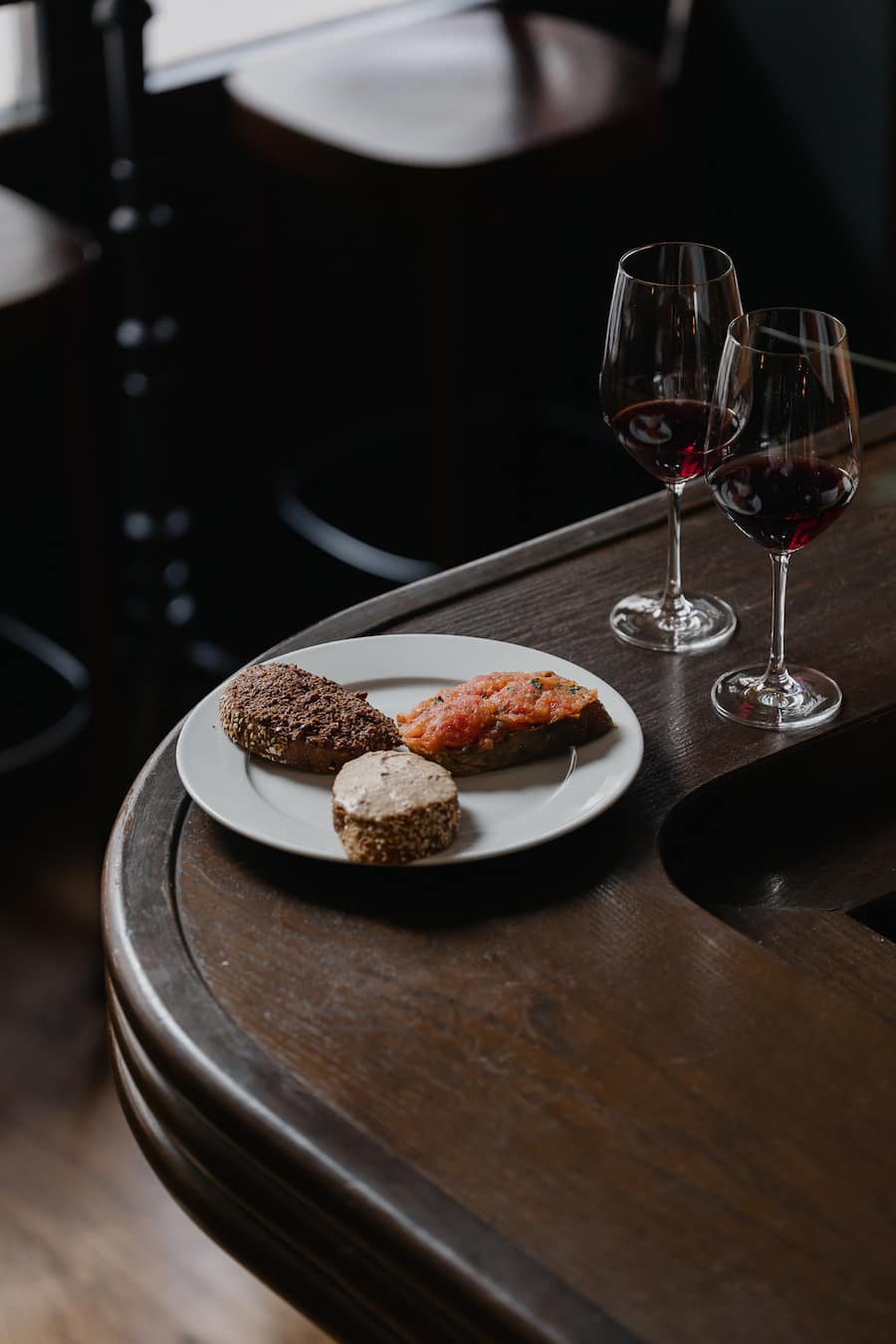 crostini misti, Geröstetes Brot mit Tomaten, Oliven- oder Thunfischpaste,Ristorante Latini Basel, 19. Februar 2026, Ristorante Latini, Falknerstrasse 31, 4001 Basel, Copyright Roy Matter