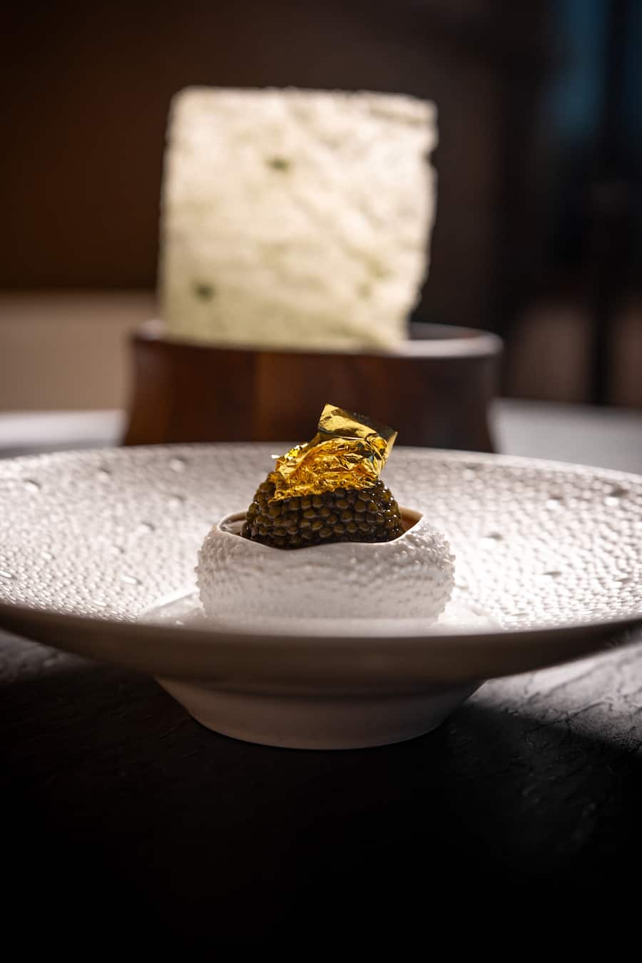 05.02.2026, Zürich, Mandarin Orintal Savoy, Restaurant Orsini, Gericht; Isländischer Seeigel mit Blumenkohl, Hummer-'jell-o' und Caviar (by Restaurant Amber, Richard Ekkebus) (photo by Remy Steiner for Gault Millau)