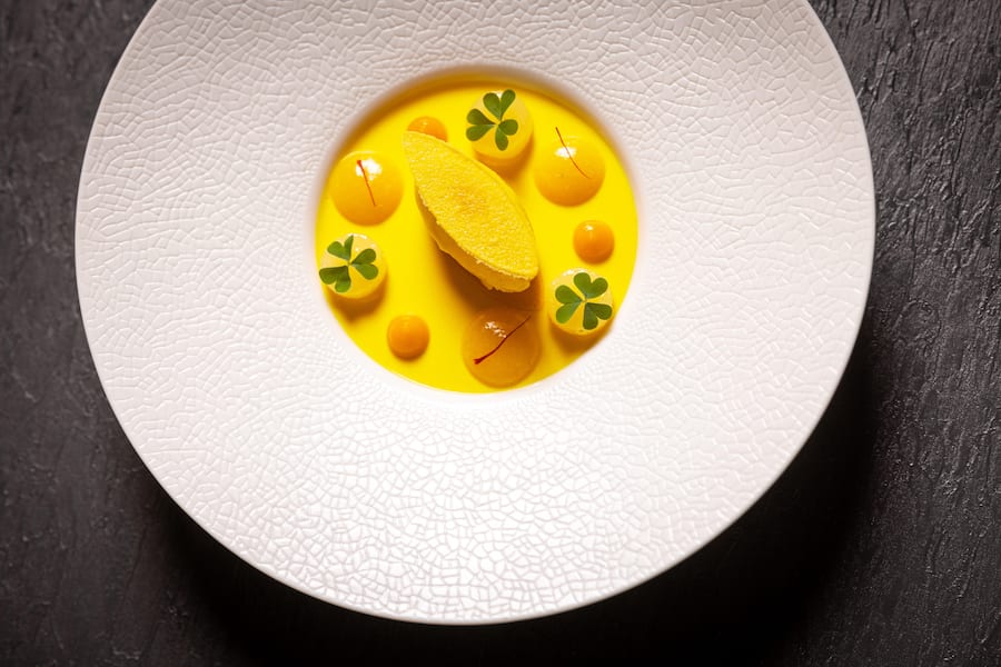 05.02.2026, Zürich, Mandarin Orintal Savoy, Restaurant Orsini, Gericht; Sorbet von Williams-Birne und gelber Peperoni,Safran-Crème brûlée mit Passionsfrucht, Ingwer und Honig (by Restaurant Amber, Richard Ekkebus) (photo by Remy Steiner for Gault Millau)