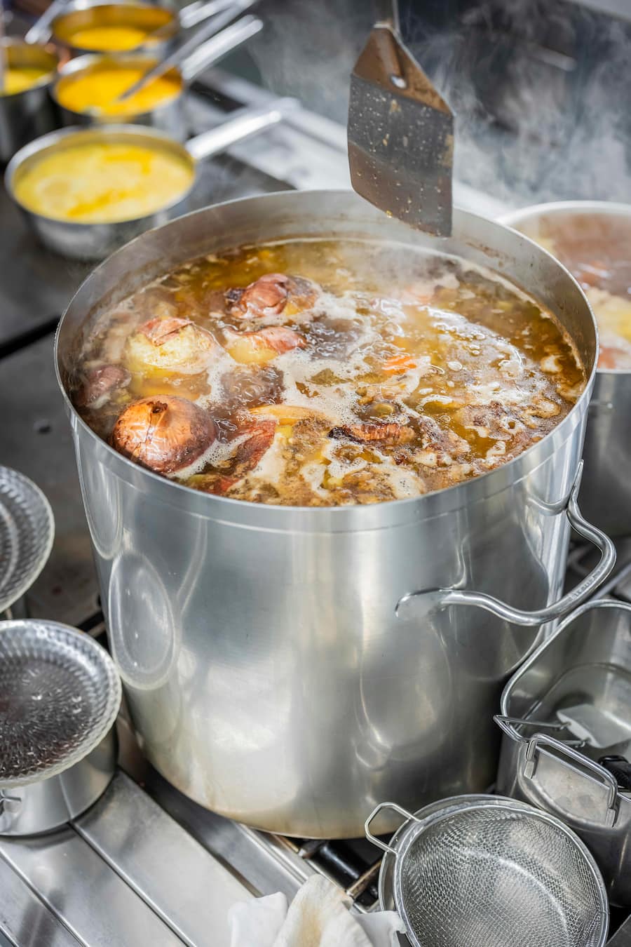 Ein Fond kocht in der Kueche von Starchef Roger Kalberer, fotografiert im Restaurant Schluessel Mels am 28. Januar 2026 fuer die GaultMillau Serie Winzer X Starchef. Bild Yanik Buerkli
