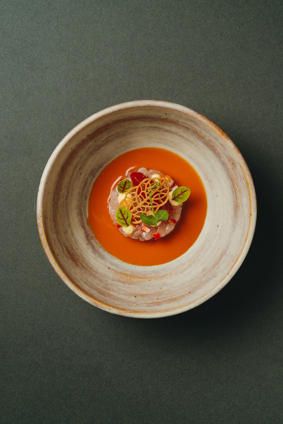 Gelbschwanzmakrele mit Chorizo, Knoblauchcreme, Tomatenchutney, Gazpacho-Sauce - Restaurant Trübli Winterthur - Alex Bindig - Juni 2024 - Copyright Olivia Pulver