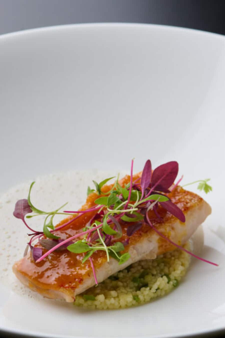 Gericht Martin Dalsass: Rotbarbe, Couscous, Orangenglasur, Kefirsauce.