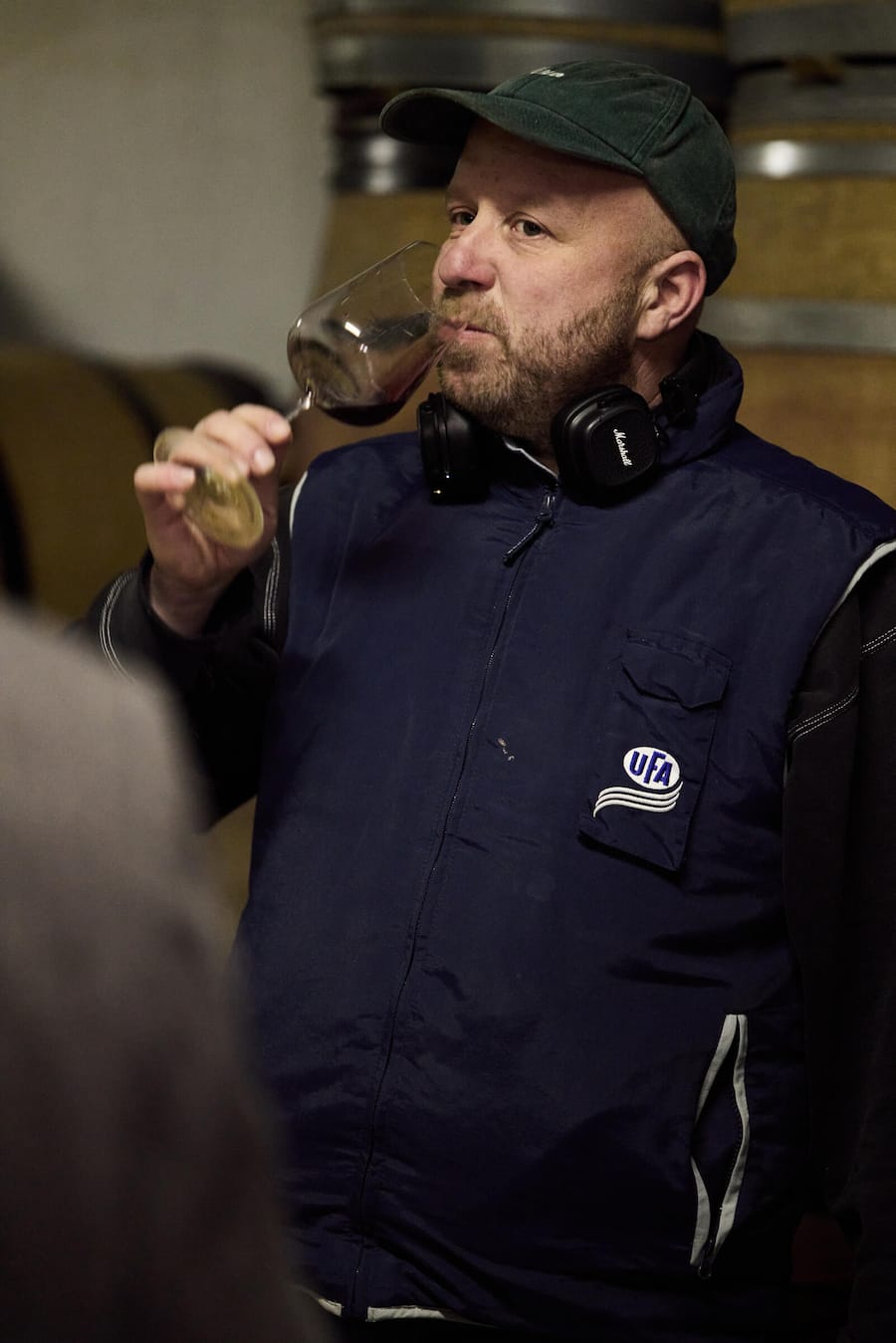 Tom Litwan im Weinkeller, Degustieren