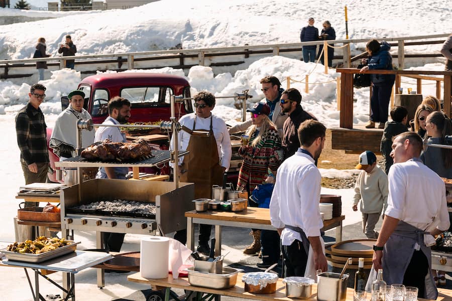 Hier fühlt sich Weltstar Mauro Colagreco in seinem Element: «Asado» auf dem Eisfeld des Kulm Hotels. Wie daheim in Argentinien.