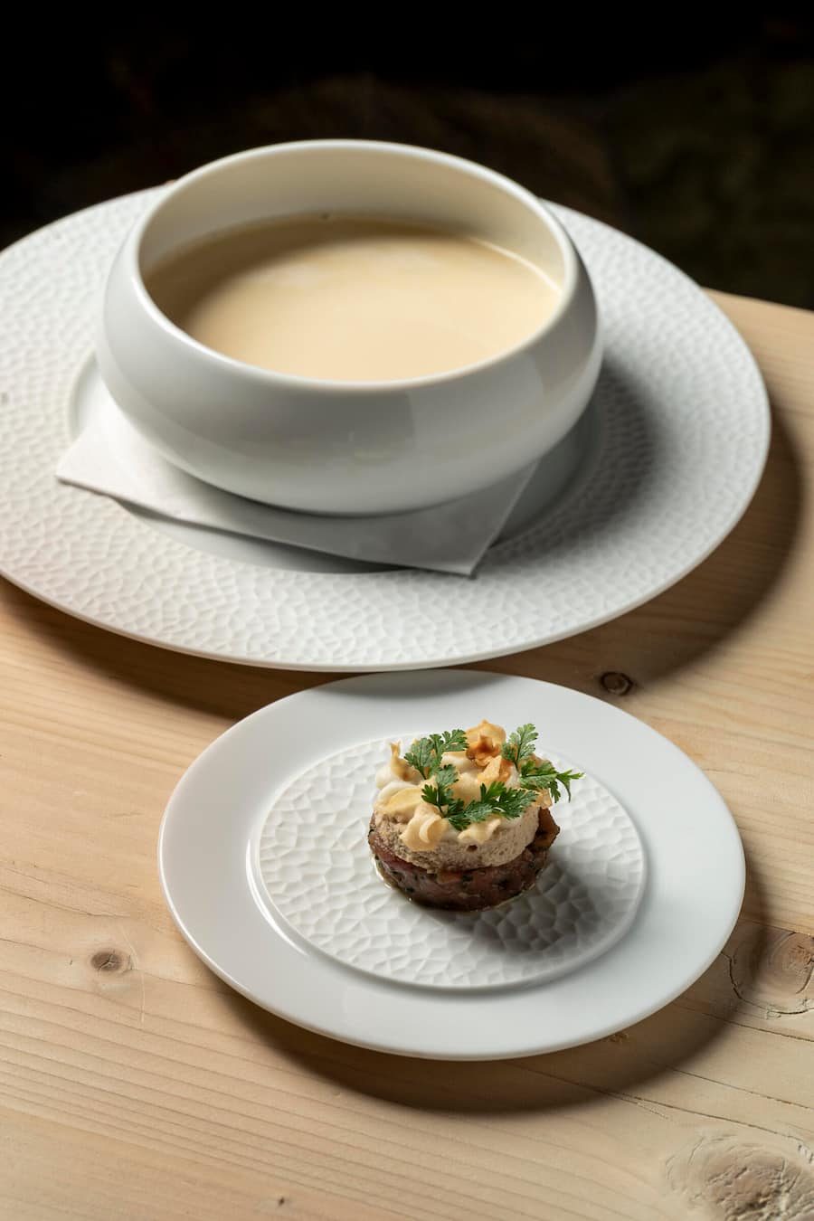 Kollwentz bei Höhwald, Monbiel, Kalbsschaumsuppe, Schwarzwurzel Crème, Schwarzwurzel Chips, Kalbsfarce, Kalbsfilet Tatar