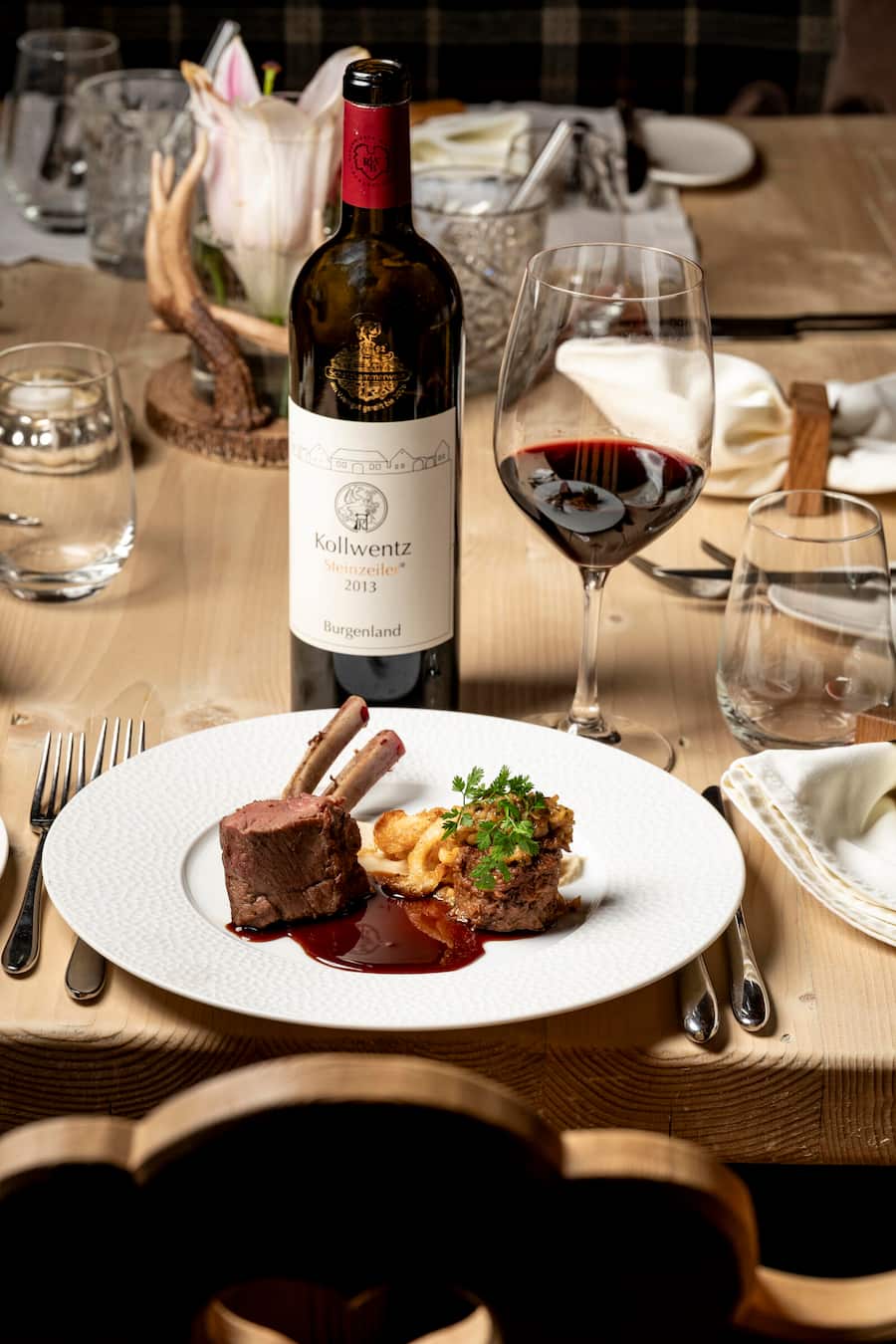 Gebratene Lammkrone vom Grill, gezupftes und geschmortes Lammgigot, Speckjus, Bergackerbohnen Crème, Berackerbohneraout, Shimeji Pilze im Tempurmantel, Steinzeller 2013, Blaufränkisch, Zweigelt & Cabernet Sauvignon