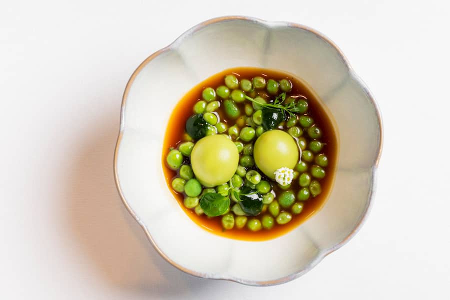 Kräftiger Eintopf aus Tuna mit Rückenmark-Sphären und Tränen-Erbsen by Pablo González.