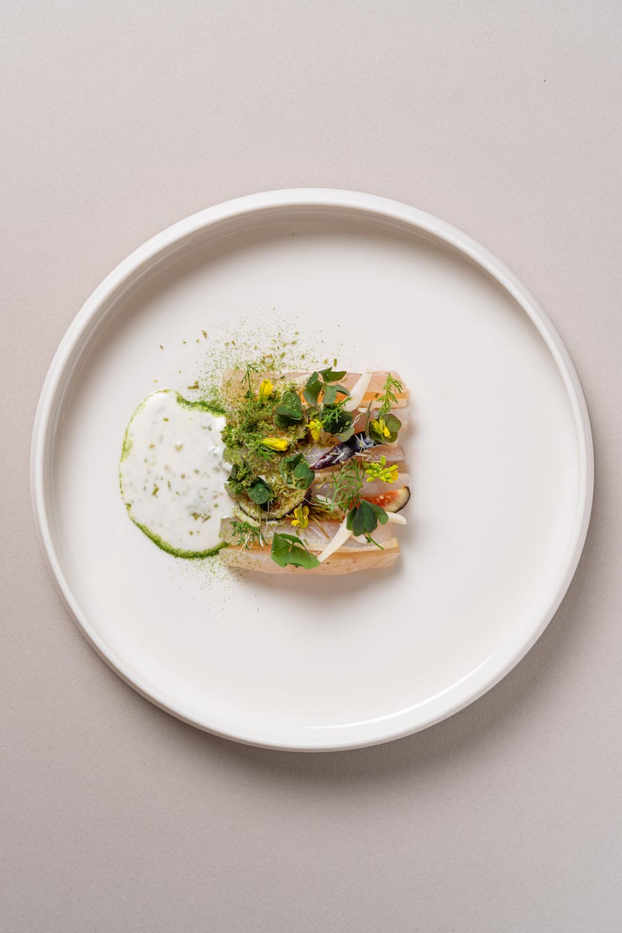 LA FERA DU LAC LÉMAN, getränkt mit Feigenblatt aus dem Garten und Zeder, Creme aus frischen Mandeln mit Amazake.