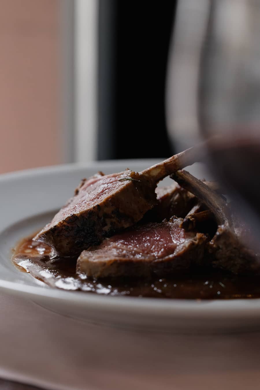 carré di agnello al forno, patatine al forno, Lammkarree mit frischen Kräutern im Ofen gebraten, Bratkartoffeln, Ristorante Latini Basel, 19. Februar 2026, Ristorante Latini, Falknerstrasse 31, 4001 Basel, Copyright Roy Matter