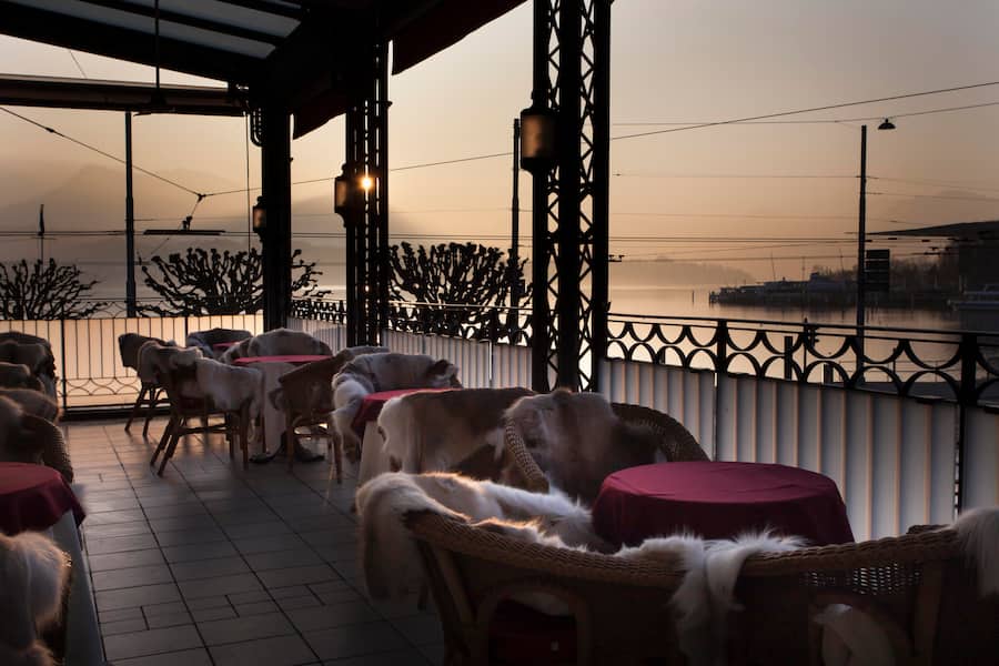 Café de Ville Terrasse mit Blick auf das KKL und Vierwaldstädtersee