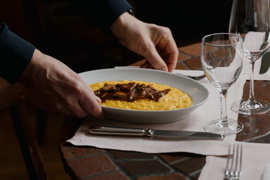 risotto «Latini», Safranrisotto mit geschnetzeltem Kalbfleisch, Ristorante Latini Basel, 19. Februar 2026, Ristorante Latini, Falknerstrasse 31, 4001 Basel, Copyright Roy Matter