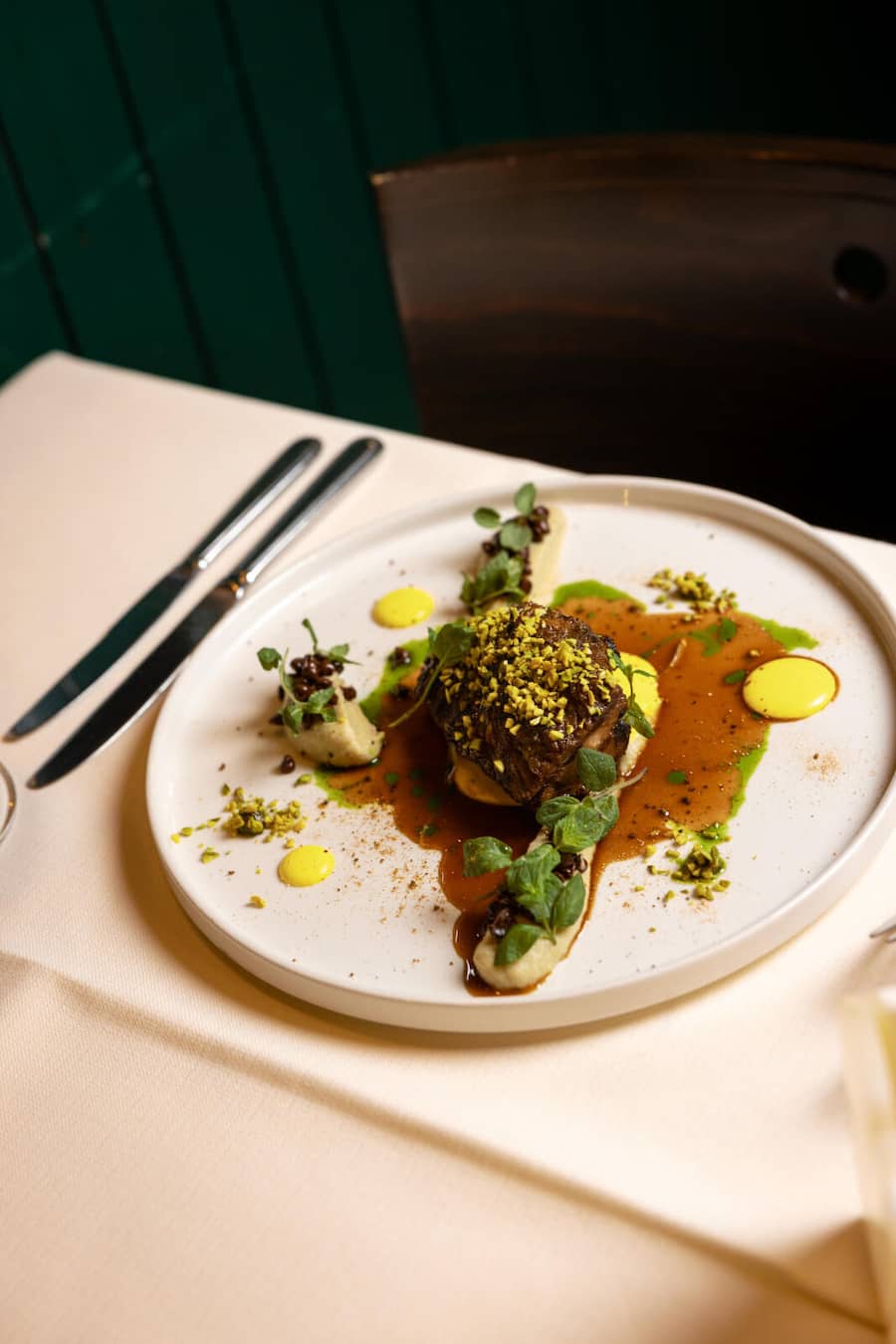 15.12.2026, Zürich, Eoteca Riviera, Lammhals mit Auberginen (photo by Remy Steiner for Gault Millau)