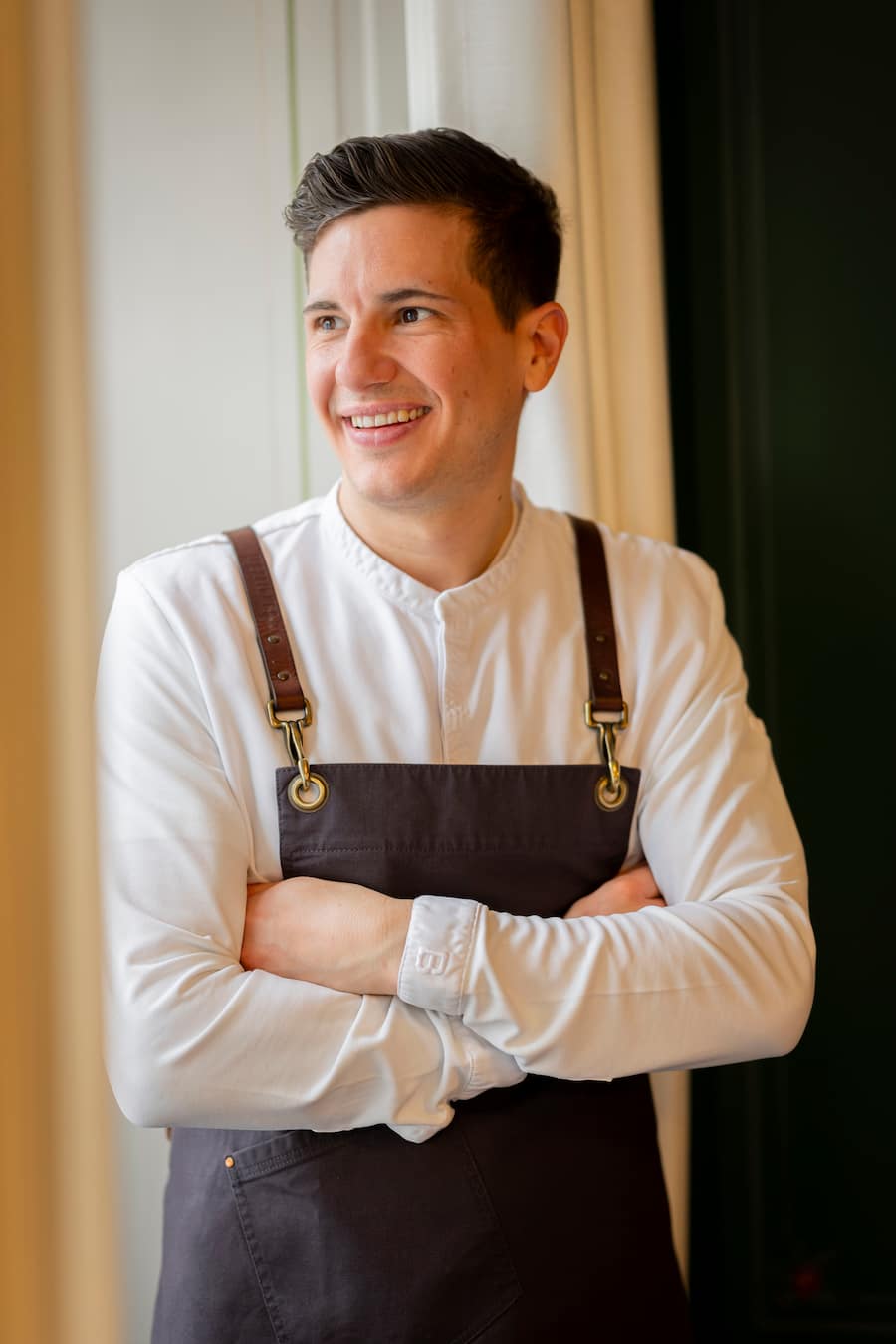 Starchef Roger Kalberer fotografiert im Restaurant Schluessel Mels am 28. Januar 2026 fuer die GaultMillau Serie Winzer X Starchef. Bild Yanik Buerkli