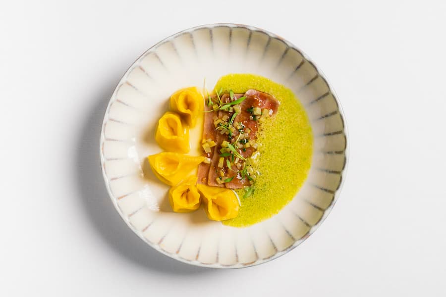 Tuna Cutting Show, the Art of Tuna Four-Hands-Dinner im Hotel Grace in St. Moritz. Raviolo cacio & pepe, artichoke, carabinero, mint fotografiert am 24. Februar 2026. Bild Yanik Bürkli