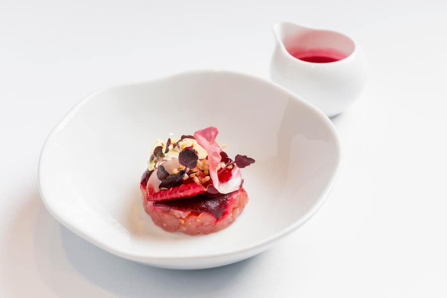 Tuna Cutting Show, the Art of Tuna Four-Hands-Dinner im Hotel Grace in St. Moritz. Tuna tartare, beetroot, radicchio, shiso, pomegranate fotografiert am 24. Februar 2026. Bild Yanik Bürkli