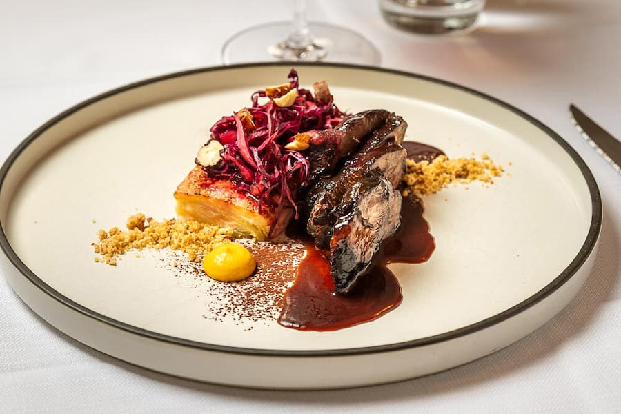 KALB: Innerschweizer Kalbsbäggli mit Kakao, Rotkabis, Kartoffelgratin und Nüssen Fotografiert in Stans am 2.2.2026