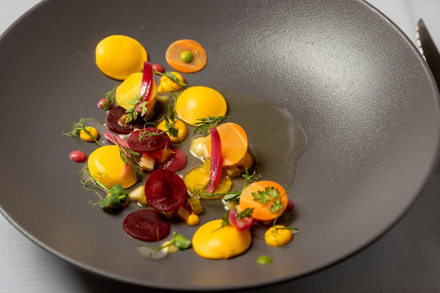 Wirtschaft zur Rosenburg Höfli RAVIOLI:Ravioli gefüllt mit Oberdorfer Ei und Sbrinz, Würfelgemüse, Geflügel Essenz Fotografiert in Stans am 2.2.2026