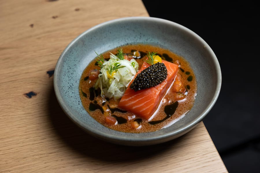 Lachsforelle aus dem Lago Maggiore, Tomatensud, Fenchel und Yuzu.