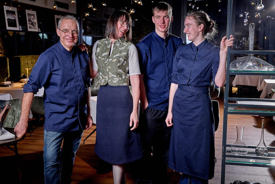 «Ad Lib» in Zermatt: Dietmar und Nicole Sawyere packen mit ihren Kids Tobias und Pascale an allen Fronten zu. Start geglückt.