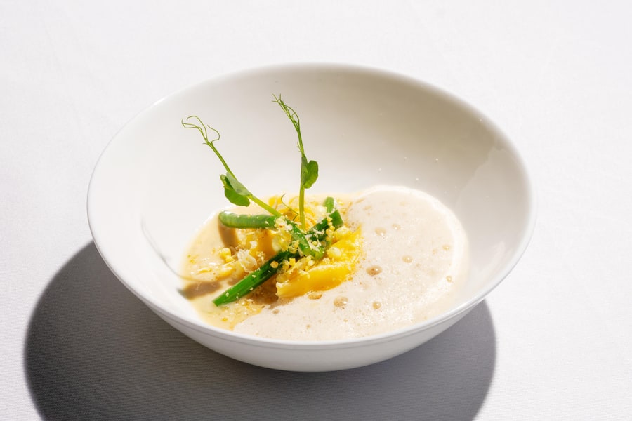 Agnolotti mit Schafs-Ricotta, Bergamotte, Hafer-Kaffee-Wolke von Guy Ravet.