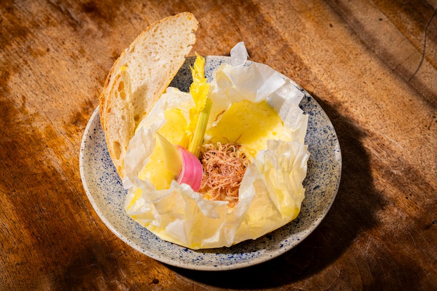 Besuch im Restaurant Bachhuus in Hinterrhein (Graubuenden) fuer GaultMillau. Nufener Mutschli geschmolzen mit Roestzwiebeln und Gerstenpopcorn fotografiert am 20. Maerz 2026. Bild Yanik Buerkli