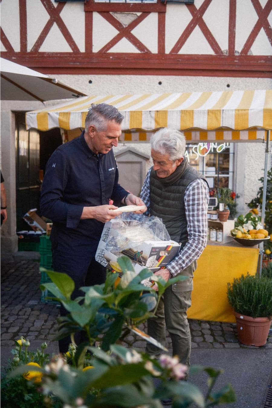 Auch Heiko Nieder gehört zu den Kunden. Hier beim Besuch im Spargellädeli im Zürcher Seefeld.