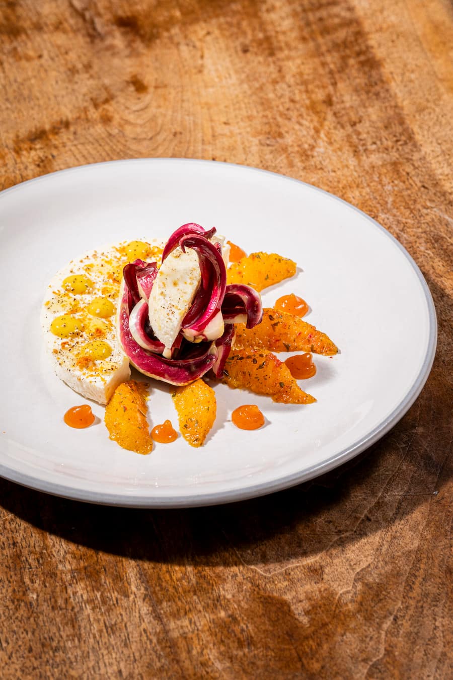 Besuch im Restaurant Bachhuus in Hinterrhein (Graubuenden) fuer GaultMillau. Marinierter Kuhziger mit Radicchio und Orange fotografiert am 20. Maerz 2026. Bild Yanik Buerkli